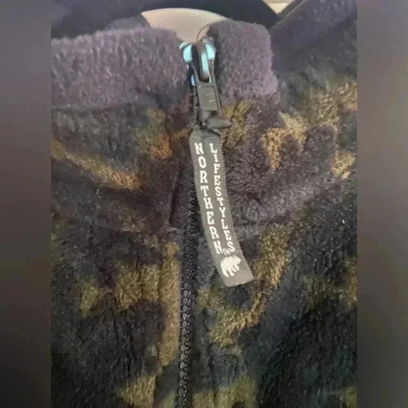 Northern Lifestyles Women’s Medium Zip Up Sweater - Picture 2 of 7